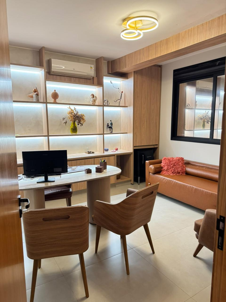 Consultório com mesa, poltronas e sofá na Aysu